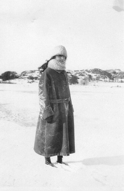 Klädd för vandring över isen. 1920-talet.