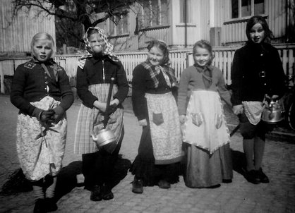 Påskkärringar fotograferade av Ivar Lind, sannolikt på 1940- eller 50-talet.