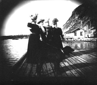 Tre damer med en hund på Ångbåtsbryggan
