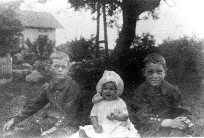 Från vänster: Oscar, Irene och Henry. Ca 1915-16