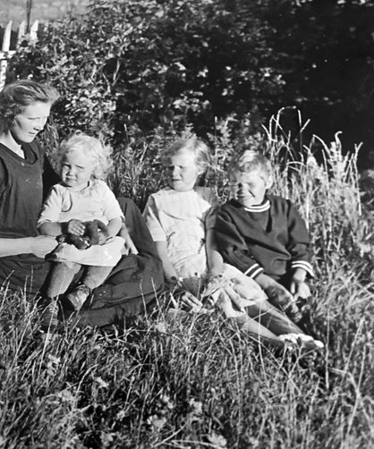Jenny Benjaminsson med barnen Gertrud, Vera och Folke.