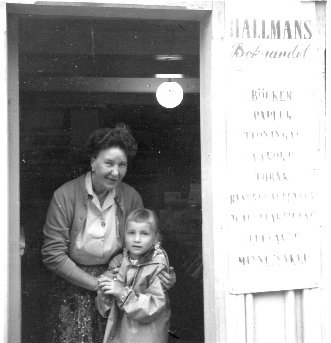 Irene Eliasson och okänd flicka i dörren till Hallmans bokhandel