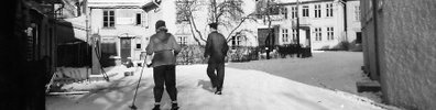 Skidåkare på Nedre Långgatan januari 1952. Foto: Ivar Lind